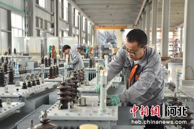 工人进行产品质检。 赵琪 摄