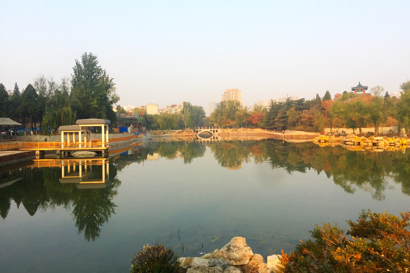实拍改建后的保定竞秀公园 水清了花多了，游乐场不见了